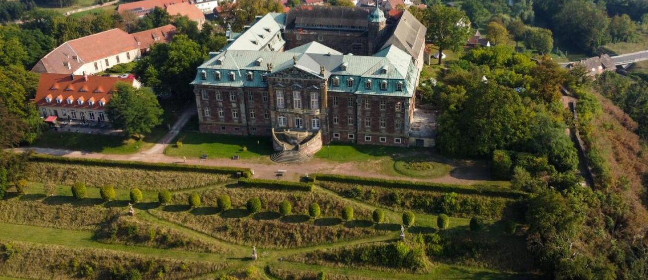 Außenansicht des Schlosses und Schlossparks Burgscheidungen