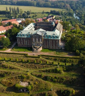 Außenansicht des Schlosses und Schlossparks Burgscheidungen