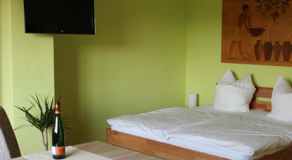 Schlafzimmer in der Ferienwohnung Dionysius im Landesweingut Kloster Pforta