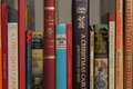 Regal voller Bücher von Charles Dickens<br>