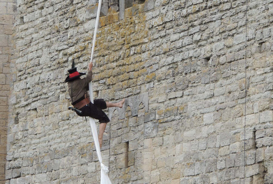 Stuntmen klettert während der Dreharbeiten zum Film "Räuber Hotzenplotz" vom Turm der Burg Querfurt