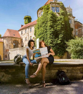 Besucherinnen vor dem Schloss Dryoßig