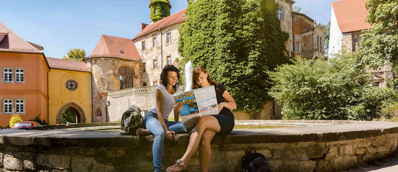 Besucherinnen vor dem Schloss Dryoßig