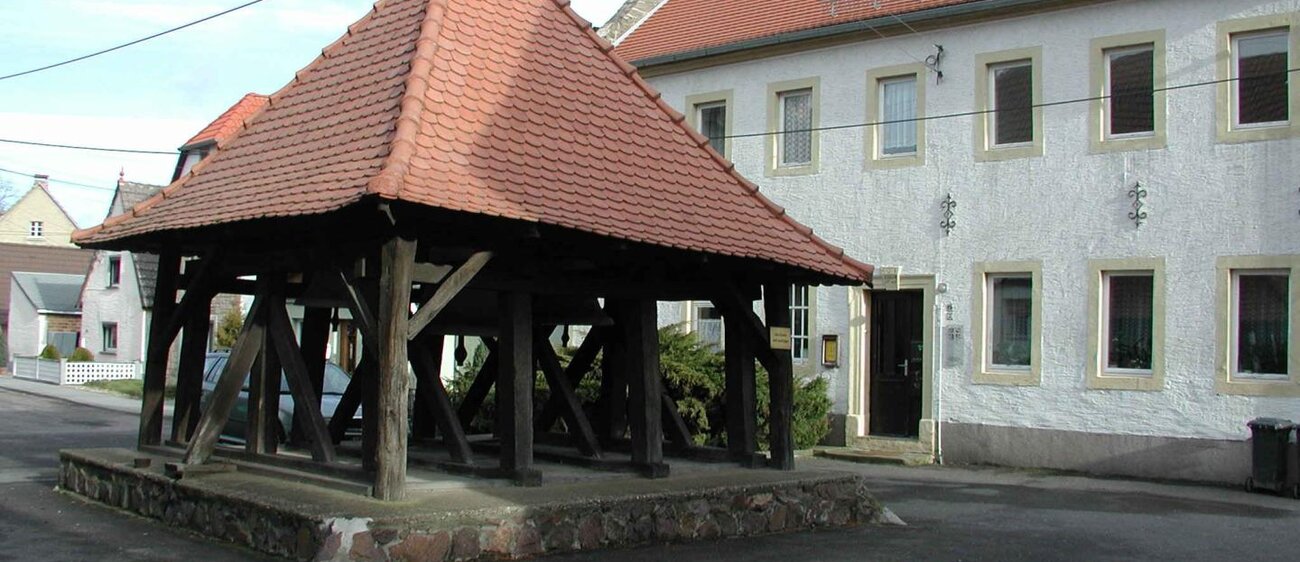 Der Glockenstuhl in Ziegelroda wird bis heute von Hand bedient.