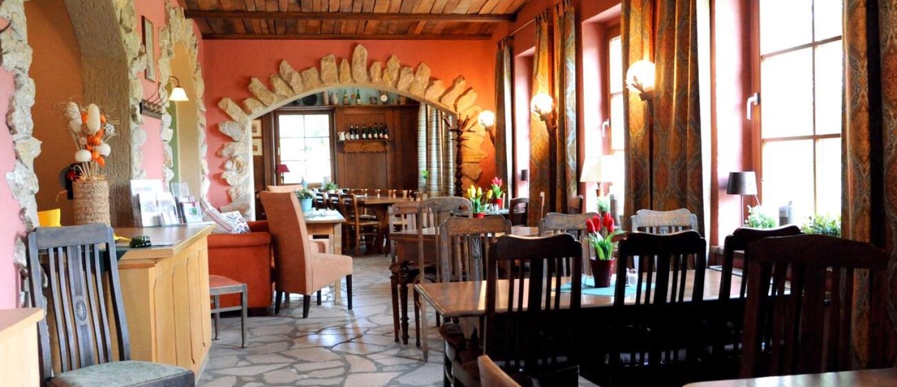 Gastraum der Saalhäuser Weinstuben im Landesweingut Kloster Pforta