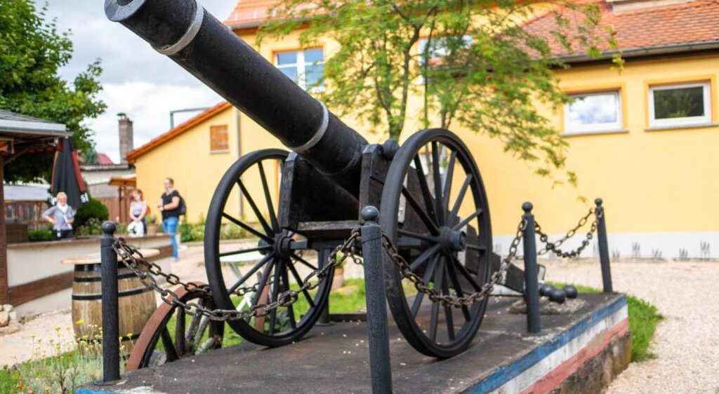 Napoleons Kanone vor dem Restaurant "Zur Kanone" in Tautenhain