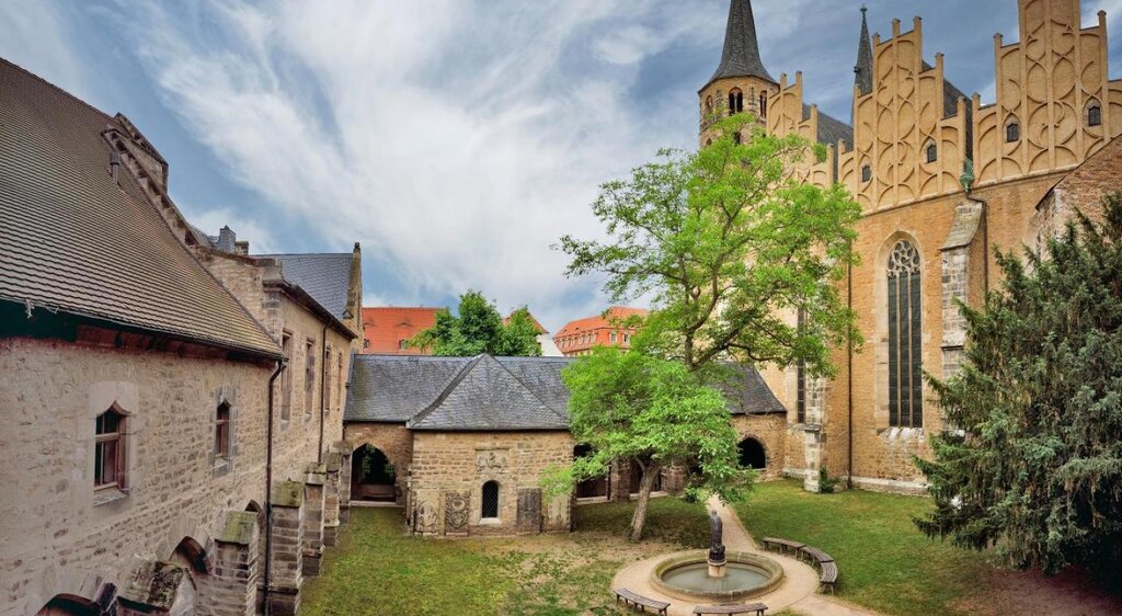 Kreuzhof des Merseburger Doms mit Thietmar-Brunnen