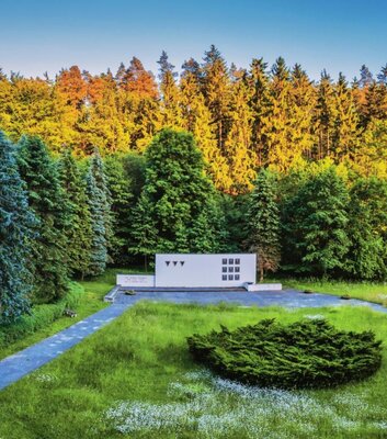 Gedenkstätte für die Opfer der Zwangsarbeit für die REIMAHG am Walpersberg am Ort des Lagers im Leubengrund