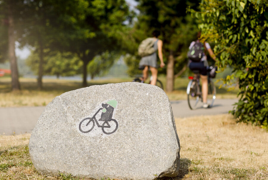 Wegmarkierung des Recarbo-Kohleradweges mit einem Helm tragenden Maulwurf auf einem Fahrrad
