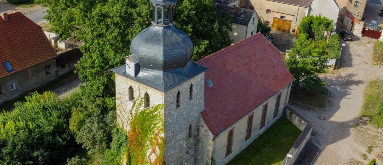 Kirche mit Gemälde von Karl Völker Schirma