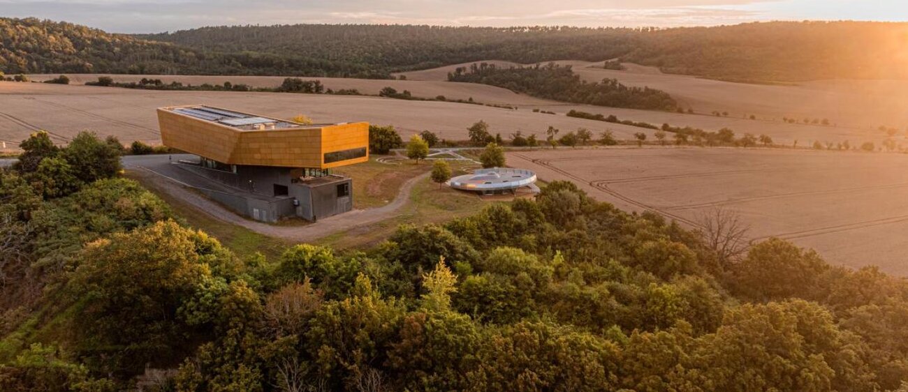 Außenanlage des Besucherzentrums Arche Nebra.