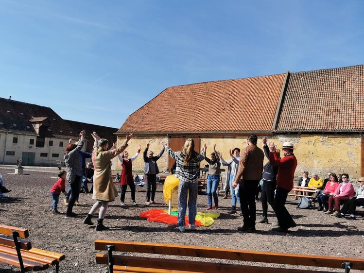 Belebtes Kloster Tanzgottesdienst zum Ostermontag
