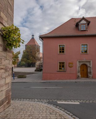 Die Stadt Nebra mit dem Heimathaus sowie der Stadtkirche im Hintergrund.