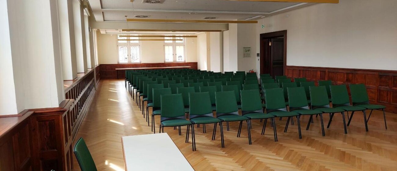 Jena-Volkshaus-Raum-ClaraEduardRosenthal-Stuhlreihen-JenaKultur-SarahGehauf