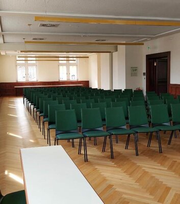 Jena-Volkshaus-Raum-ClaraEduardRosenthal-Stuhlreihen-JenaKultur-SarahGehauf