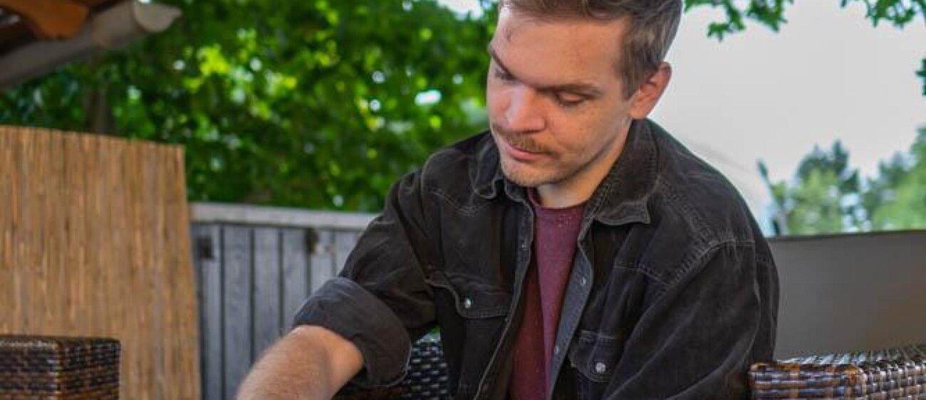 Florian Held im Biergarten des Restaurants "Zur Kanone" in Tautenhain