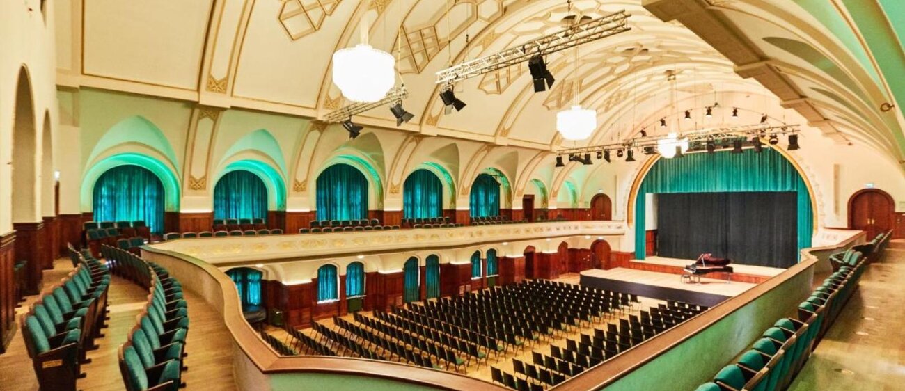 Volkshaus-Jena-Saal-ErnstAbbe-Rangsicht-JenaKultur-KarolineKrampitz