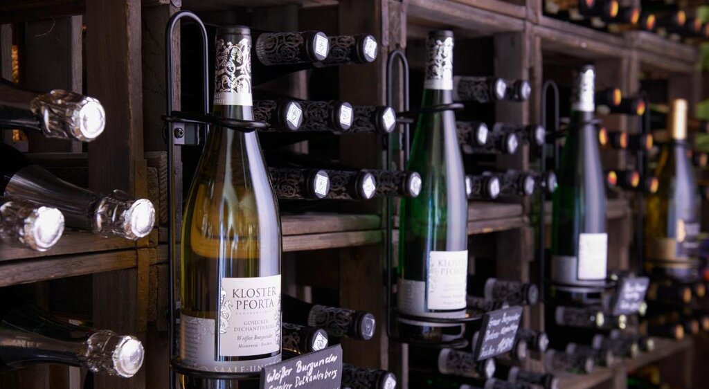 Weinflaschen in der Vinothek des Landesweinguts Kloster Pforta in Schulpforte