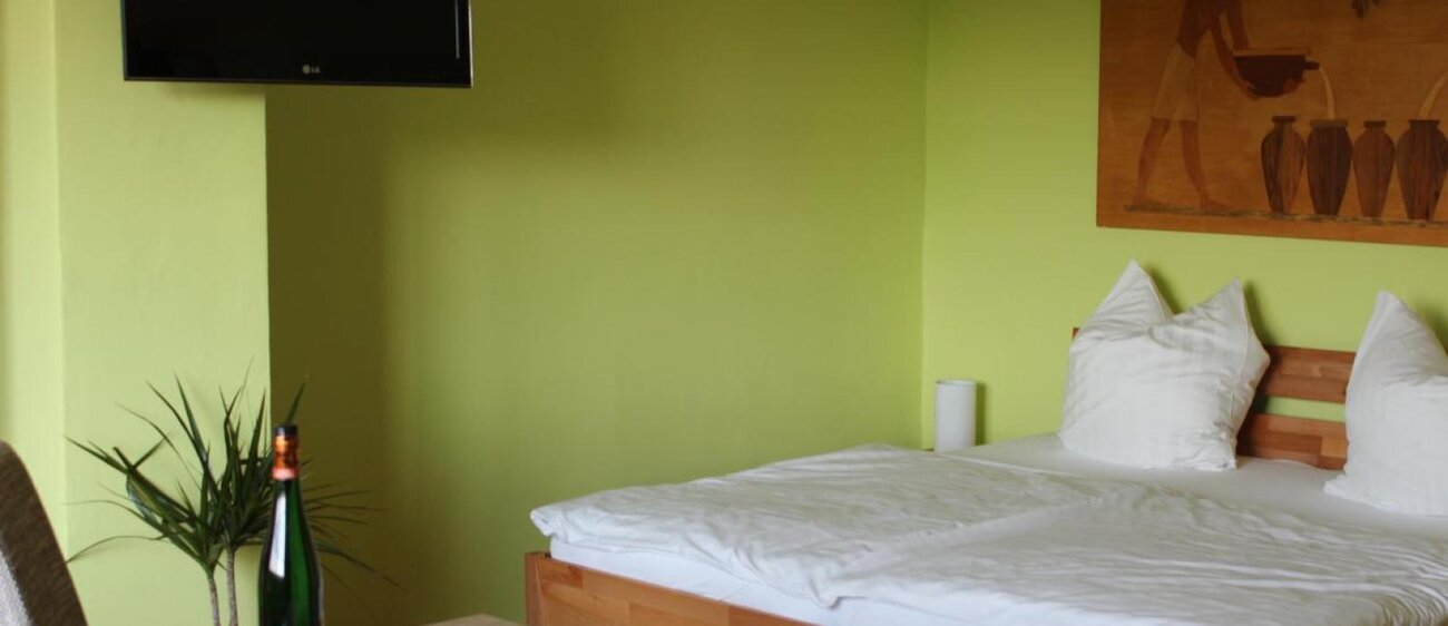 Schlafzimmer in der Ferienwohnung Dionysius im Landesweingut Kloster Pforta