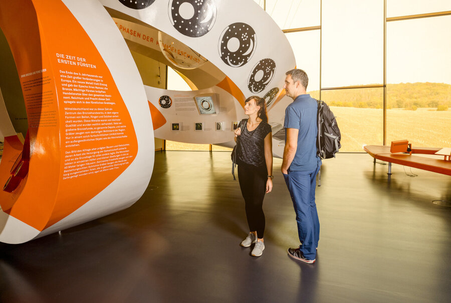 Besucher in der Ausstellung rund um die Himmelsscheibe von Nebra