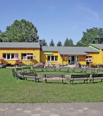 Außenansicht der Jugendherberge Kretzschau (Haupthaus)