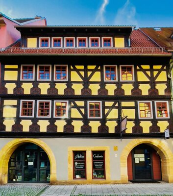 Das "Metznersche Haus" in der Kahlaer Altstadt beherbergt heute das Stadtmuseum, ein Atelier und einen Hofladen mit Café.