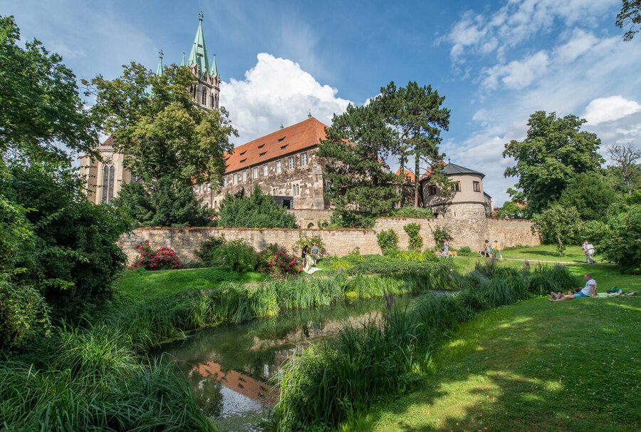 Naumburger Domgarten mit Blick auf die Teiche und die Klausurgebäude