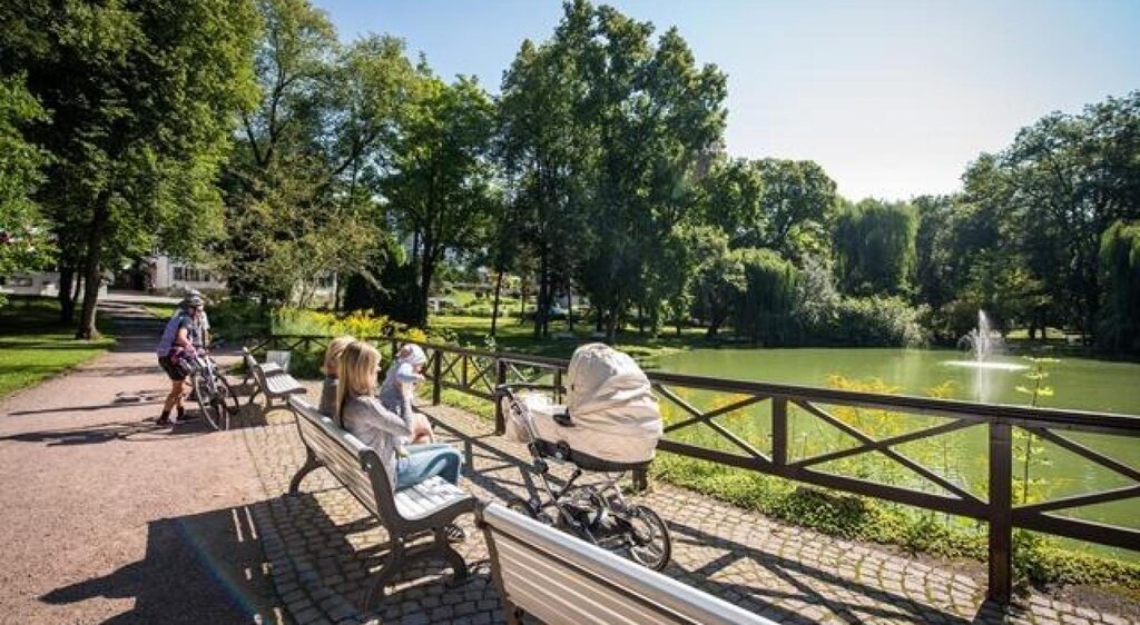 Im Bad Sulzaer Kurpark kann man am Schwanenteich die Sonne genießen.