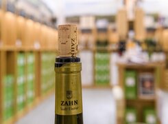 Weingut-Zahn-Kaatschen-Weinflasche