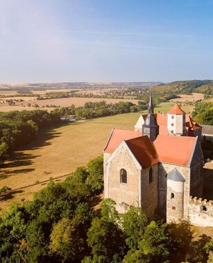 Schloss Goseck mit Blick in das Unstruttal.