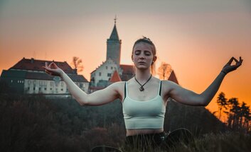 Sonnenaufgangs-Yoga
