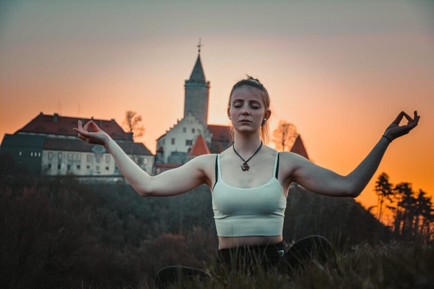 Sonnenaufgangs-Yoga