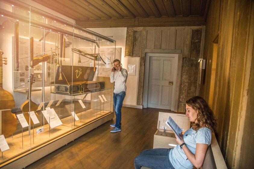 Junges Paar besichtigt den Instrumentenraum im Heinrich-Schütz-Haus Weißenfels