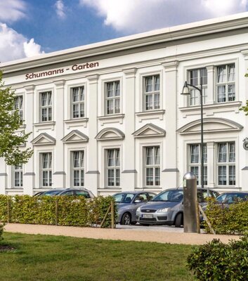 Vorderansicht des Schumanns Gartens am Tag.