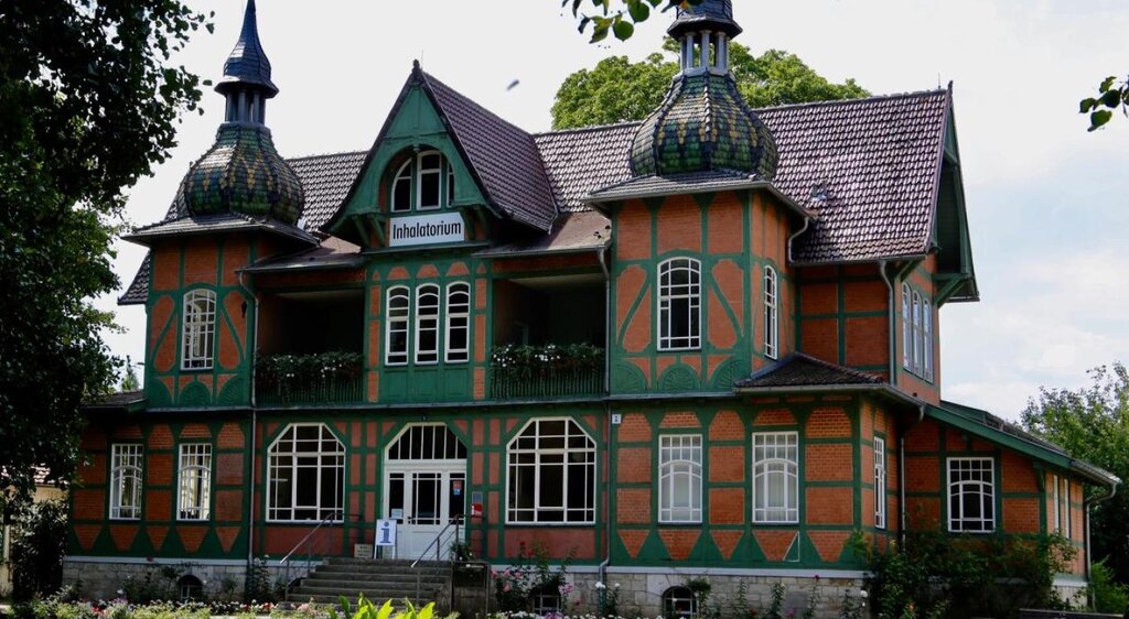 Sitz der Kurverwaltung und der Tourist-Information am Kurpark in Bad Sulza