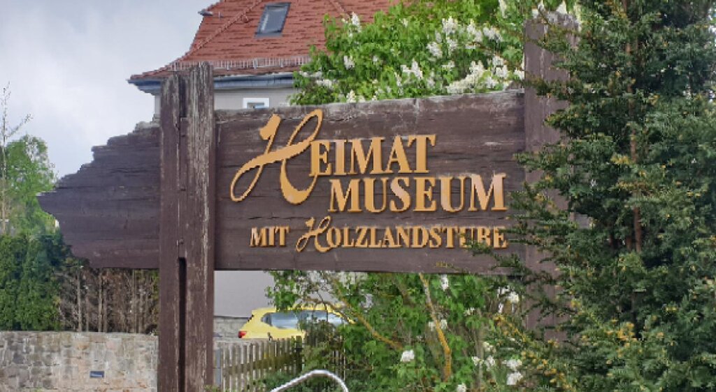Schild zum Heimatmuseum "Altes Sudhaus" und zur Gaststätte Heimatstube in Bad Klosterlausnitz
