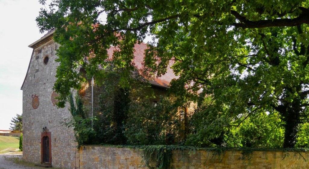 Kirche mit Gemälde von Karl Völker Schirma