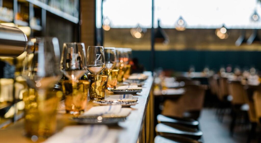 Im Vordergrund eingedeckter Tisch in Restaurant und Bar 51°
