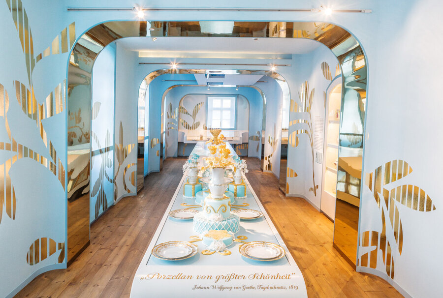 blau-weiß-gold gehaltener Ausstellungsraum der Porzellanwelten auf der Leuchtenburg