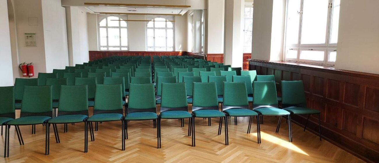 Jena-Volkshaus-Raum-OttoSchott-Stuhlreihen-JenaKultur-SarahGehauf