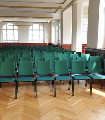 Jena-Volkshaus-Raum-OttoSchott-Stuhlreihen-JenaKultur-SarahGehauf