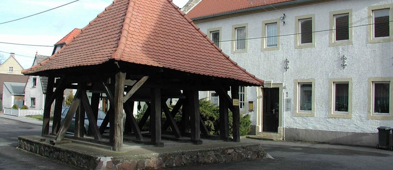 Der Glockenstuhl in Ziegelroda wird bis heute von Hand bedient.