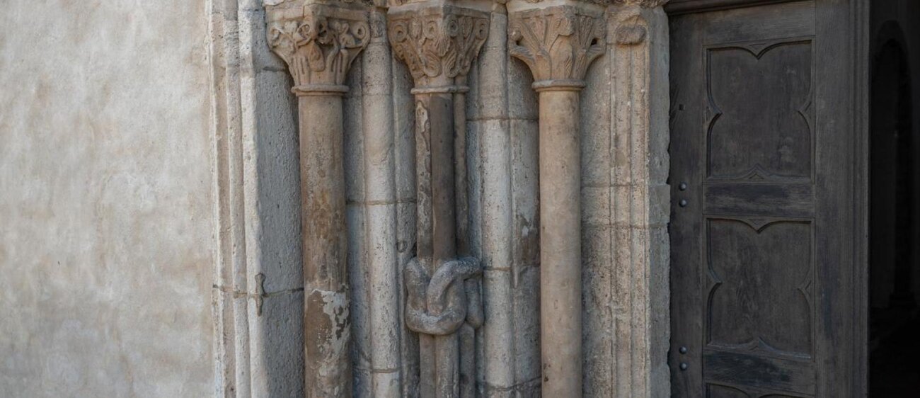 romanisches Portal mit seltener Knotensäule an der Neumarktkirche Merseburg