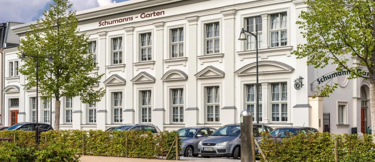 Vorderansicht des Schumanns Gartens am Tag.