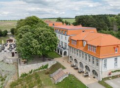 Freyburg-weinberghotel-edelacker-außenansicht-drohne