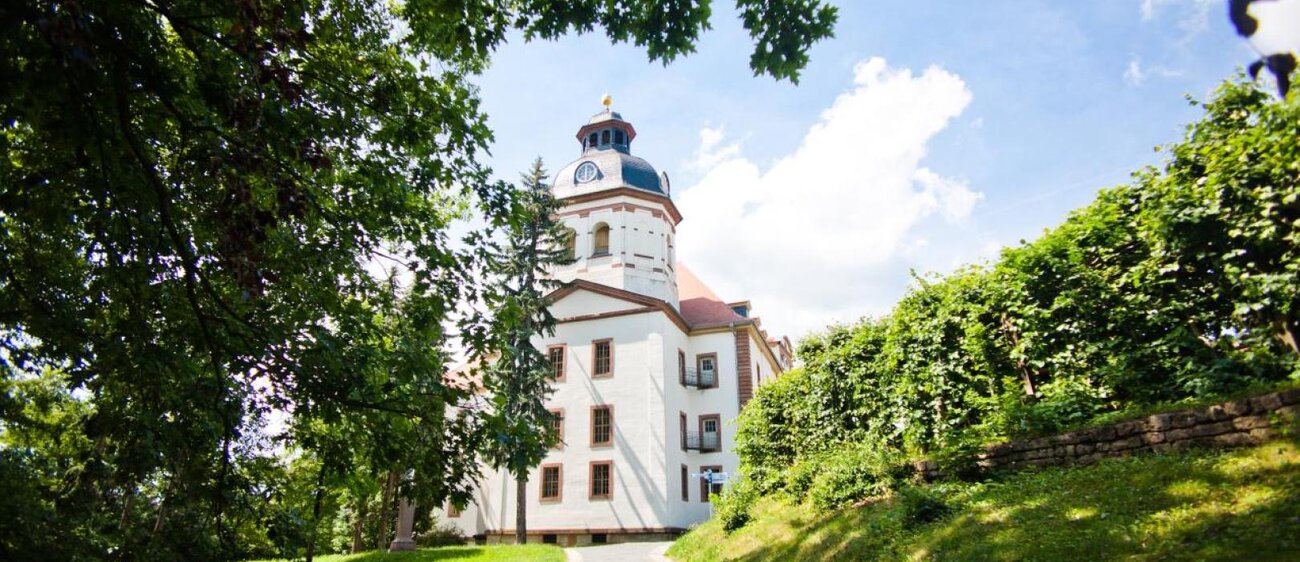 Außenaufnahme der Schloßkirche vom Schlossgarten aus