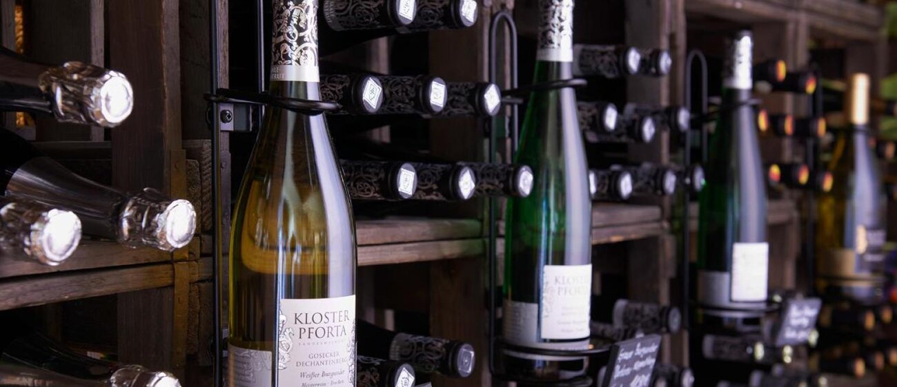 Weinflaschen in der Vinothek des Landesweinguts Kloster Pforta in Schulpforte