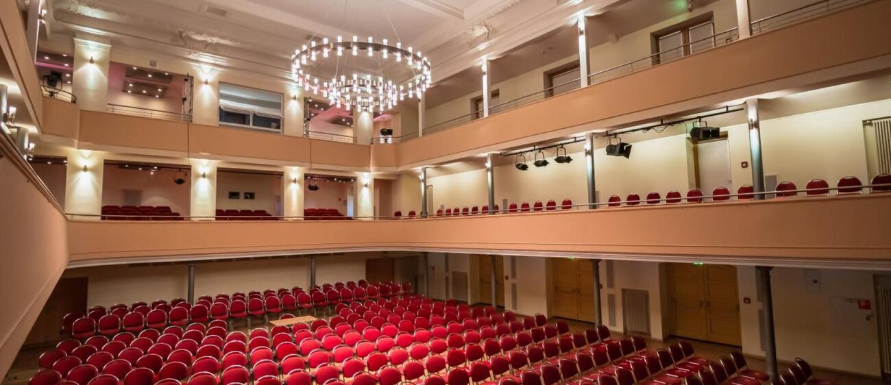Blick in den Saal des Kulturhauses Weißenfels mit Bühne und Logenplätzen