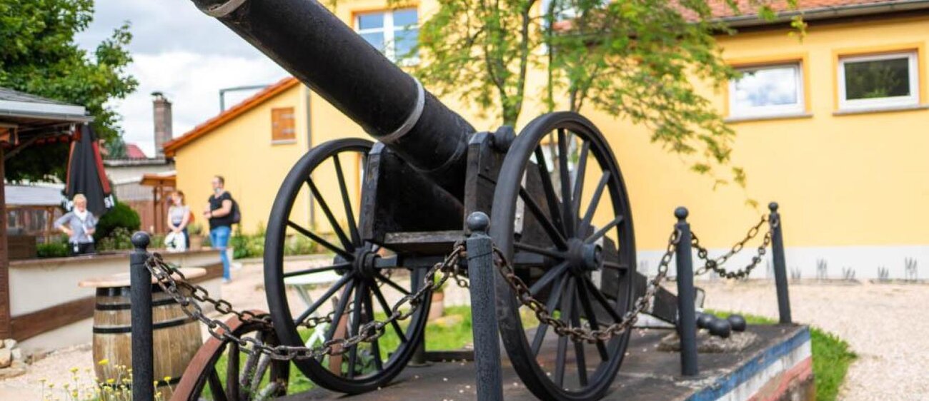 Napoleons Kanone vor dem Restaurant "Zur Kanone" in Tautenhain