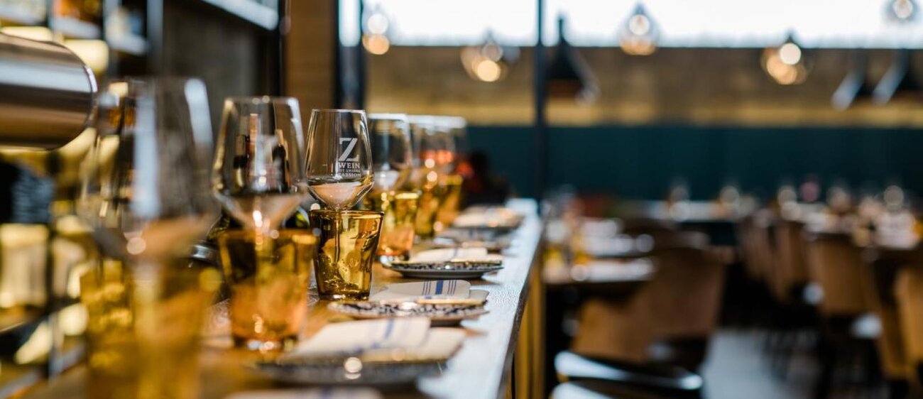 Im Vordergrund eingedeckter Tisch in Restaurant und Bar 51°